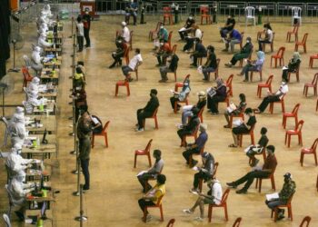 ORANG ramai yang hadir ke CAC di Stadium Malawati, Shah Alam, Selangor yang mula beroperasi hari ini. - UTUSAN/ZULFADHLI ZAKI