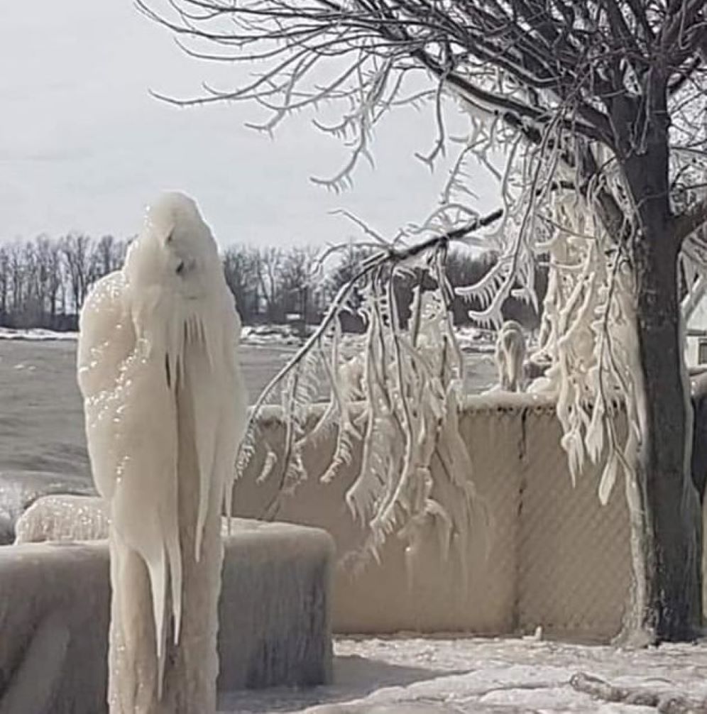 La sculpture de neige ressemble à la forme d’un ange de la mort ?