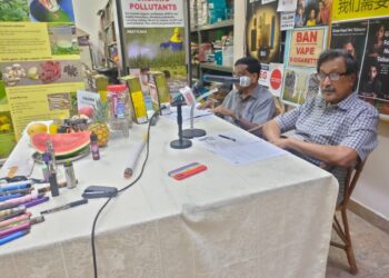 MOHIDEEN Abdul Kader dalam sidang akhbar berkenaan keutamaan untuk menyediakan makanan berbanding berbelanja untuk rokok atau nikotin di pejabat CAP di George Town, Pulau Pinang hari ini.