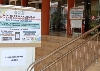 NOTIS pemakluman tiada cetakan bil cukai taksiran diletakkan di luar premis Kaunter Khidmat Pelanggan MPM di Seri Manjung. - UTUSAN