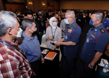 MOHAMMAD Hamdan Wahid beramah mesra bersama peserta yang hadir dalam Seminar Kesedaran Keselamatan Kebakaran, Penyelenggaraan dan Penguatkuasaan Dalam Bangunan Peringkat Negeri Sembilan di Seremban hari ini. - UTUSAN/MOHD. SHAHJEHAN MAAMIN