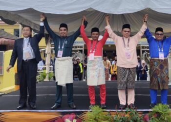 MOHAMAD Yusrizal Yusoff (dua kiri) akan menentang Saifuddin Nasution Ismail (dua kanan) dan dua lagi calon, Muhar Hussin (kanan) dan Roslan Hashim (tiga kiri) pada pengumuman calon Parlimen Kulim Bandar Baharu di Kulim, Kedah. -UTUSAN/AZAHAR HASHIM