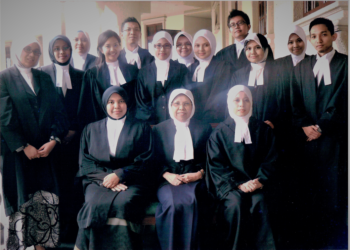 PENULIS (berdiri, enam dari kiri) semasa menjalani long call sebelum ditauliahkan sebagai peguam secara rasmi pada 2011.