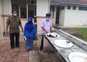 ASMUNI Awi (kanan) menunjukkan tempat mencuci tangan yang rosak di Medan Selera Taman Meru, Ipoh, Perak, hari ini. - UTUSAN/SAYED HESHAM IDRIS
