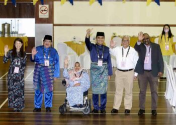 SAMSUDIN Mohamad Fauzi (kanan) antara calon Bebas Parlimen Putrajaya. - UTUSAN/MOHD FAISOL MUSTAFA