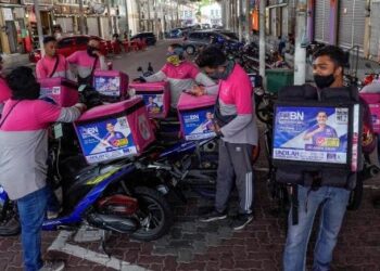 Poster calon BN Dr. Akmal Saleh ditampal pada beg penghantar makanan sempena PRN Melaka di  Merlimau, hari ini. - UTUSAN/AMIR KHALID