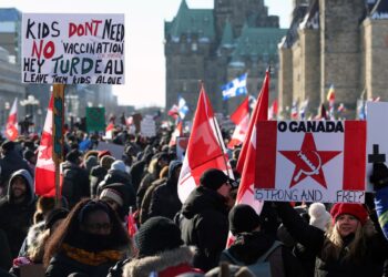 RIBUAN peserta protes berhimpun di depan Parliament Hill bagi membantah kewajipan vaksin di Ottawa, Kanada.-AFP
