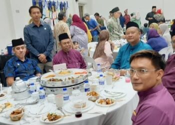 SEBAHAGIAN warga Taman Changkat Desa/Melewar 2 yang hadir memeriahkan rumah terbuka di Gombak, Selangor, Sabtu lalu.