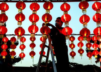 HUANG Hong Yew memasang tanglung sebagai persiapan menyambut Tahun Baharu Cina di Tokong Kwan Imm, Jalan Simpang Lima, Klang, Selangor.