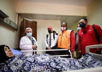 Abdul Azeez (berdiri, tiga dari kiri) bertanyakan sesuatu kepada seorang wanita yang dirawat di Hospital Palestin di Kaherah, Mesir, semalam. Turut kelihatan Caprice (bertopi).