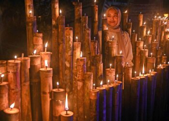 Para pengunjung tidak melepaskan peluang untuk menyaksikan pelbagai jenis pelita yang dipamerkan menerusi Program Pelita Raya 2023 di Kampung Budaya, Kompleks Muzium Negeri Terengganu di sini, malam tadi. – UTUSAN /PUQTRA HAIRRY