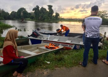 IBU mangsa, Nurul Ain Bakri (kiri) menanti penuh sabar perkembangan operasi mencari dan menyelamat Muhammad Sufi Eijas Mohd. Sobrey di Kampung Kebor Besar, Manir, Kuala Terengganu, pagi ini. - UTUSAN/TENGKU DANISH BAHRI TENGKU YUSOFF