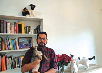 Ahmad Abdul Quddus sayang semua kucing peliharaannya yang asalnya adalah kucing terbiar. -UTUSAN/JULIE ROSHANA AKMA SHAFEE