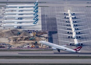 Kemelut Covid-19 memaksa Cathay Pacific mengurangkan sehingga 5,900 kakitangan dan menamatkan operasi Cathay Dragon. – AFP