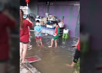 ANTARA rumah penduduk di Pulau Ketam, Selanogr dilimpahi air laut ketika fenomena pasang besar yang berlaku pagi tadi dan dijangka melanda sekali lagi esok pagi.