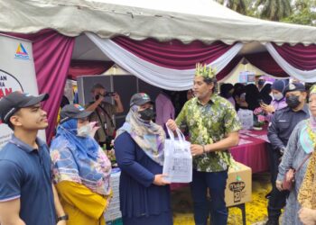 KHAIRY Jamaluddin ketika menyampaikan hadiah kepada peserta pada Program Merdeka@Parlimen Rembau di Balai Raya Kampung Seri Kendong, Rembau hari ini.-UTUSAN/NOR AINNA HAMZAH