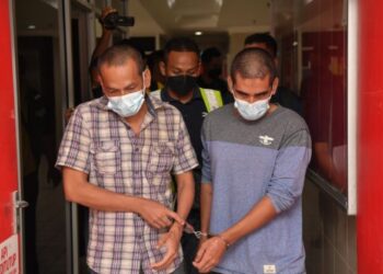 ADURA Mustapha (kiri) dan Azizul Danial Muhammad didakwa menyebabkan kematian banduan Penjara Marang di Mahkamah Sesyen Kuala Terengganu di Kuala Terengganu, hari ini. - PUQTRA HAIRRY ROSLI