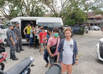 SEBAHAGIAN daripada 35 PATI yang diberkas dalam operasi bersepadu yang diketuai polis IPD SPT di sekitar kawasan Taman Nagasari, Perai, Pulau Pinang petang semalam.