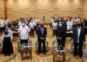 ZAZALI Haron (tengah) dan Pengerusi Co-op Bank Pertama, Datuk Baharom Embi (depan dua kiri) bergambar bersama anggota lembaga pengurusan CBP pada Majlis Ikrar dan Pengukuhan Integriti Anggota Lembaga Pengurusan dan Warga Kerja Co-op Bank Pertama di Putrajaya. - UTUSAN/FAISOL MUSTAFA