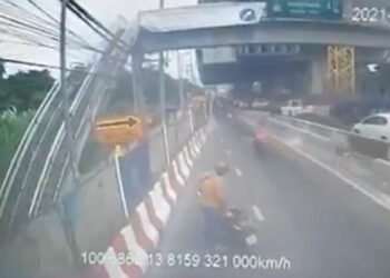 TANGKAP layar kamera litar tertutup (CCTV) trafik di Bangkok yang menunjukkan anggota polis memberhentikan sebuah bas. - AGENSI