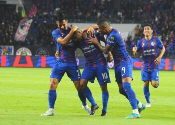 LEANDRO Velazquez diraikan rakan sepasukan selepas menjaringkan gol kedua JDT  ketika menentang Selangor dalam aksi Liga Super di Stadium Sultan Ibrahim, Iskandar Puteri malam ini. - UTUSAN/RAJA JAAFAR ALI