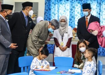 SULTAN Sharafuddin Idris Shah melihat aktiviti pesakit kanak-kanak ketika melawat sebuah wad di Hospital Tanjong Karang di  Kuala Selangor semalam. – UTUSAN / AFIQ RAZALI