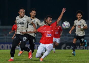 Pemain KL City FC, Akram Mahinan ditarik pemain Selangor, Fazly Mazlan (kiri), pada perlawanan Liga Super 2022 Selangor menentang KL City, di Stadium MBPJ, di sini hari ini. Gambar: SHIDDIEQIIN ZON