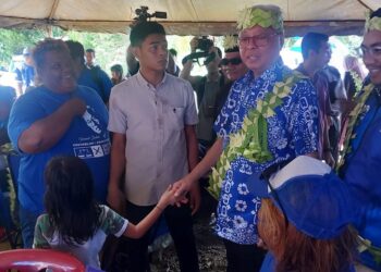 ISMAIL SABRI Yaakob (dua dari kanan) beramah mesra dengan masyarakat Orang Asli pada program ramah mesra bersama penduduk Kampung Bongkok di Bilik Gerakan Kampung Bongkok di Bera semalam.