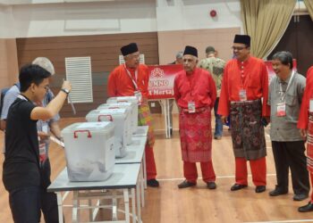 MUSA Sheikh Fadzir (tengah) ketika meninjau proses pemilihan jawatan UMNO pada Mesyuarat Perwakilan UMNO Bahagian  Bukit Mertajam di Universiti Teknologi Mara (UiTM) Cawangan Permatang Pauh, Pulau Pinang hari ini.