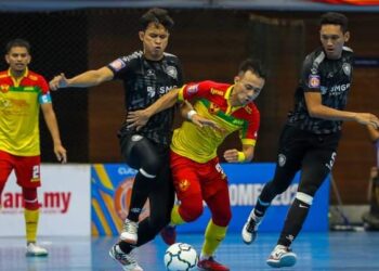Pemain Selangor MAC Khairul Affendy Bahrin cuba melepasi halangan pemain Pahang Rangers dalam aksi final sebentar tadi.