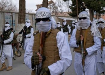 PEJUANG Taliban mempamerkan kekuatan aset ketenteraan di Maymana, semalam.-AFP