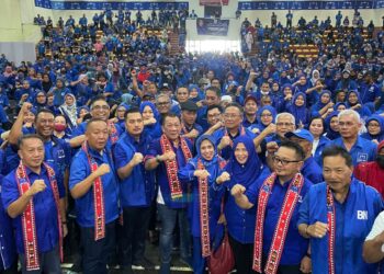 BUNG Moktar Radin (tengah) bersama barisan kepimpinan BN Sabah semasa program Gelombang Biru di Kota Belud semalam.