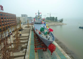 LMS TLDM yang ketiga sudah siap dibina dan selamat diturunkan ke dalam air di Wuhan, China untuk ujian seterusnya.  - Gambar TLDM
