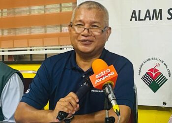 ROSLI Zul dalam sidang akhbar di Kuala Kangsar semalam. - UTUSAN/ASLIZA MUSA