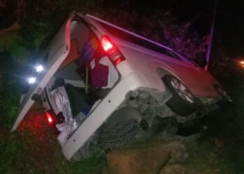 KEADAAN sebuah van yang terbabit kemalangan di Kilometer 16, Jalan Seremban-Tampin, Rembau, Negeri Sermbilan. - IHSAN POLIS
