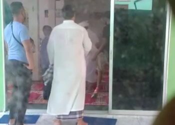 TANGKAP layar memaparkan kejadian lima lelaki menyerang sebuah pusat tahfiz dan mencederakan dua mangsa di Jalan Cheneras di Lipis, Pahang.