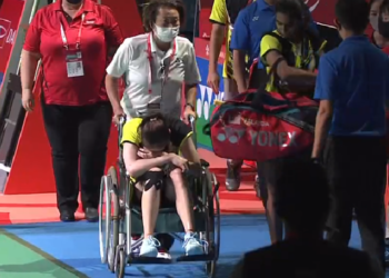 PEARLY Tan terpaksa ditolak dengan kerusi roda selepas mengalami kecederaan ketika beraksi menentang pasangan Korea Selatan pada Terbuka Jepun di Osaka. - IHSAN MEDIA SOSIAL