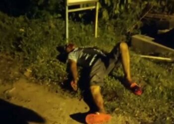 AHFUD Nulmawan yang cedera akibat ditetak terbaring di tepi jalan simpang Taman Rhu 3, Tikam Batu, Sungai Petani, malam semalam.