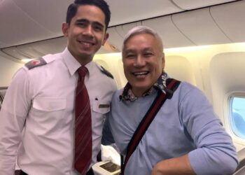 DATUK Redzuawan Ismail atau cef Wan bersama kru penerbangan, Tengku Ahmad Syakir