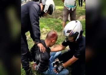 SUSPEK ditahan polis selepas melarikan barang kemas dari sebuah kedai emas dekat Taman Sri Muda, Seksyen 25, di Shah Alam, Selangor, semalam.