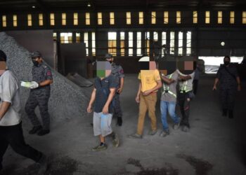 ANTARA pendatang asing yang ditahan dalam operasi terhadap dua kilang di Klang, Selangor, semalam.