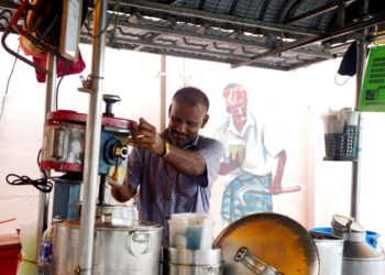 SATHAKTHULLAH SYED IBRAHIM menyiapkan cendol yang ditempah pelanggan di Lorong Cendol, Pontian.