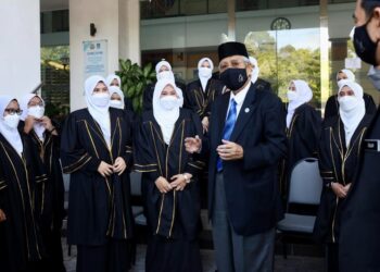 ABDUL Aziz Mohd. Yusof memberi kata dua kepada peguam syariah yang menerima tauliah dalam Majlis Pentauliahan dan Penyampaian Sijil Peguam Syarie Negeri Selangor bagi tahun 2020 dan 2021 di Jabatan Kehakiman dan Syarie Selangor (JAKESS), Bangunan Sultan Idris Shah di Shah Alam, Selangor, hari ini. - UTUSAN / ZULFADHLI ZAKI