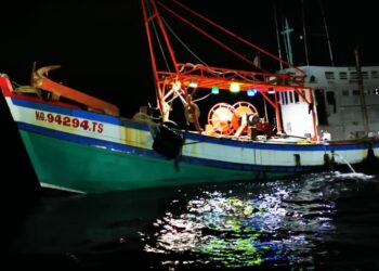 SALAH sebuah bot nelayan Vietnam yang ditahan selepas disyaki menceroboh dan menangkap hasil laut di perairan Mersing, Johor semalam.