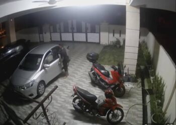 TANGKAP layar rakaman CCTV seorang lelaki masuk ke pekarangan sebuah rumah dan menyelongkar kereta di Taman Seri Idaman di Teluk Intan, Isnin lalu. - UTUSAN