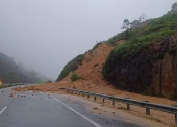KEADAAN ceruh runtuh yang berlaku di Kilometer 393.4 LPT 2 arah Utara menghala ke Ajil, Hulu Terengganu, malam tadi.