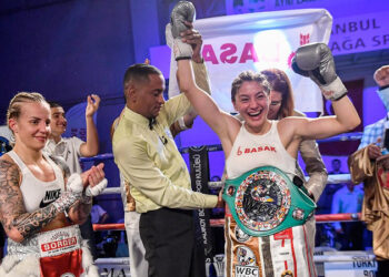 SEREN Ay Çetin (kanan) menewaskan Eva Voraberger dari Austria, juara dunia WBC dua kali dalam pertarungan bagi memenangi WBC Silver Bantamweight Majlis Tinju Dunia, dalam perlawanan yang diadakan di Dewan Sukan Caferağa di Istanbul, Turkiye, tahun lalu. -AGENSI