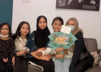 SITI Nur Azizah Syafriadi (tengah) bersama keluarga terdekat kelihatan ceria biarpun menyimpan duka kehilangan sebelah tangan dalam insiden Ogos lalu.