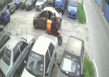 TANGKAP layar kejadian ragut yang tular dipercayai berlaku di Selayang Makmur, Batu Caves pada Selasa lalu. -MEDIA SOSIAL