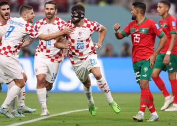 DARI (bertopeng) berjaya menjaringkan gol pertama Croatia dalam aksi menentang Maghribi di Stadiuam Antarabangsa Khalifa sebentar tadi.